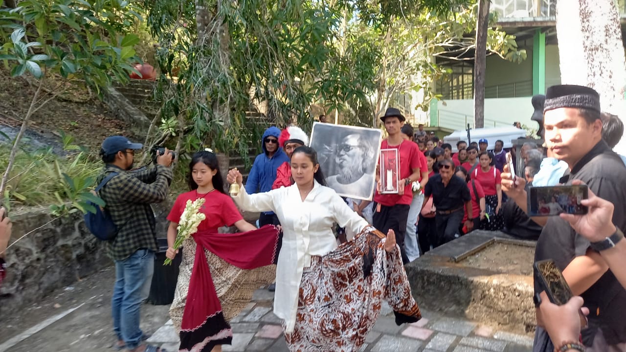 KENANGAN: Seniman Djoko Pekik dikebumikan di Makam Seniman Girisapto, Imogiri, Bantul, Minggu (13/8) sekitar pukul 14.20 WIB. (Khairul Ma