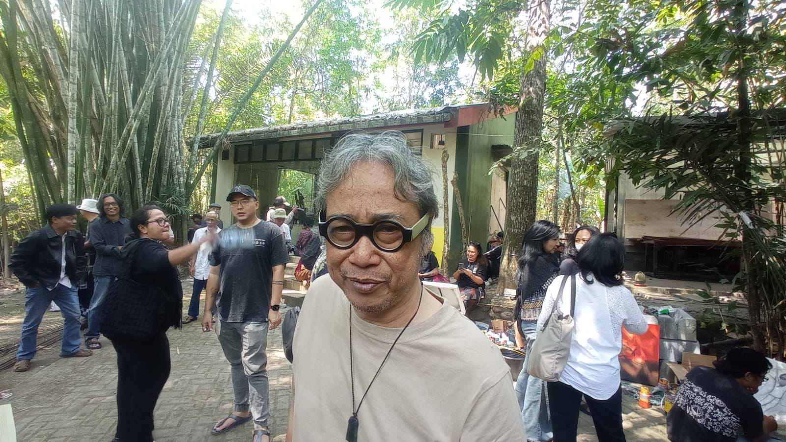GENJEL: Butet Kertarejasa ditemui di Plataran Djoko Pekik di Dusun Sembungan, Bangunjiwo, Kasihan Bantul, Minggu (13/8). (Dwi Agus/Radar Jogja)