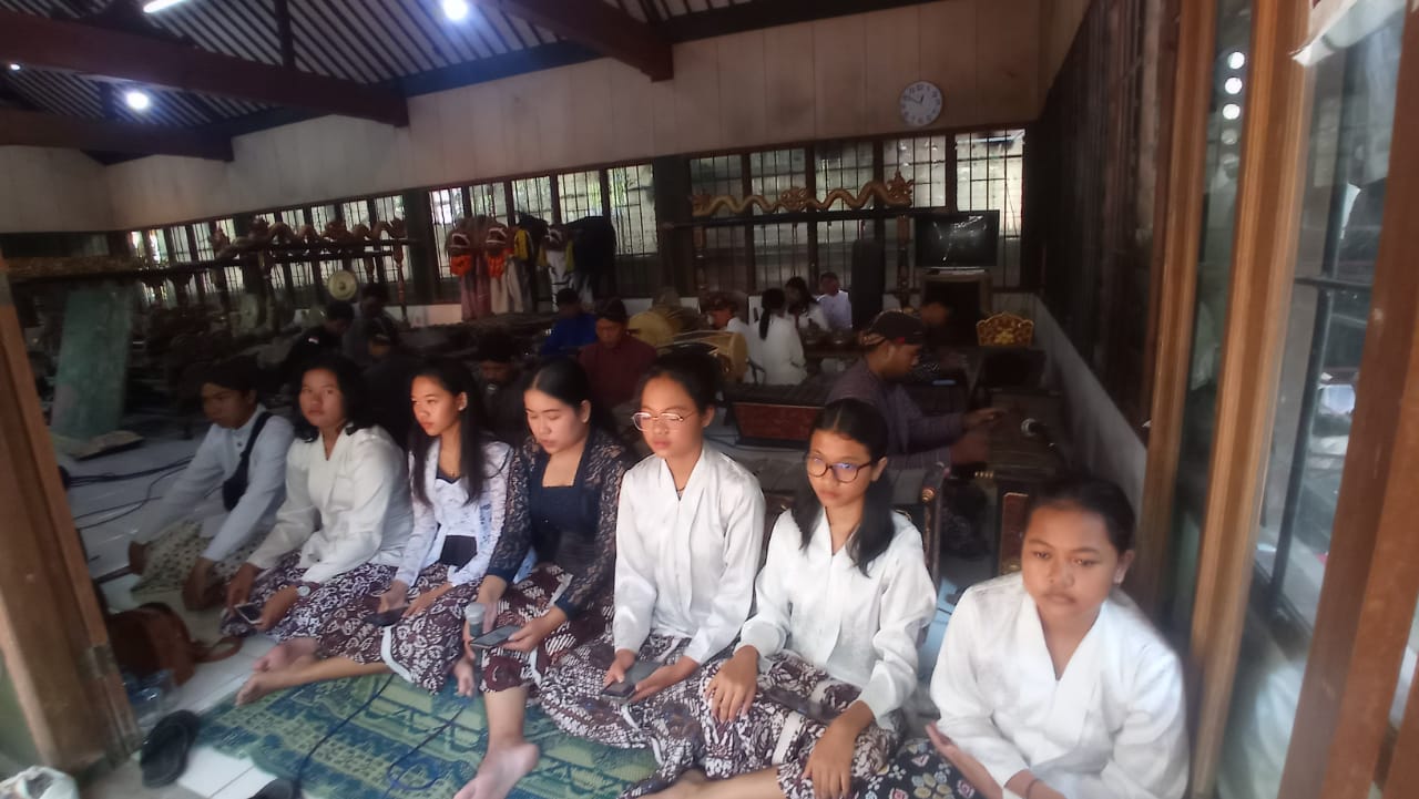 PERSEMBAHAN: Persemayaman terakhir Djoko Pekik di Plataran Djoko Pekik di Dusun Sembungan, Bangunjiwo, Kasihan, Bantul, Minggu (13/8). (Dwi Agus/Radar Jogja)