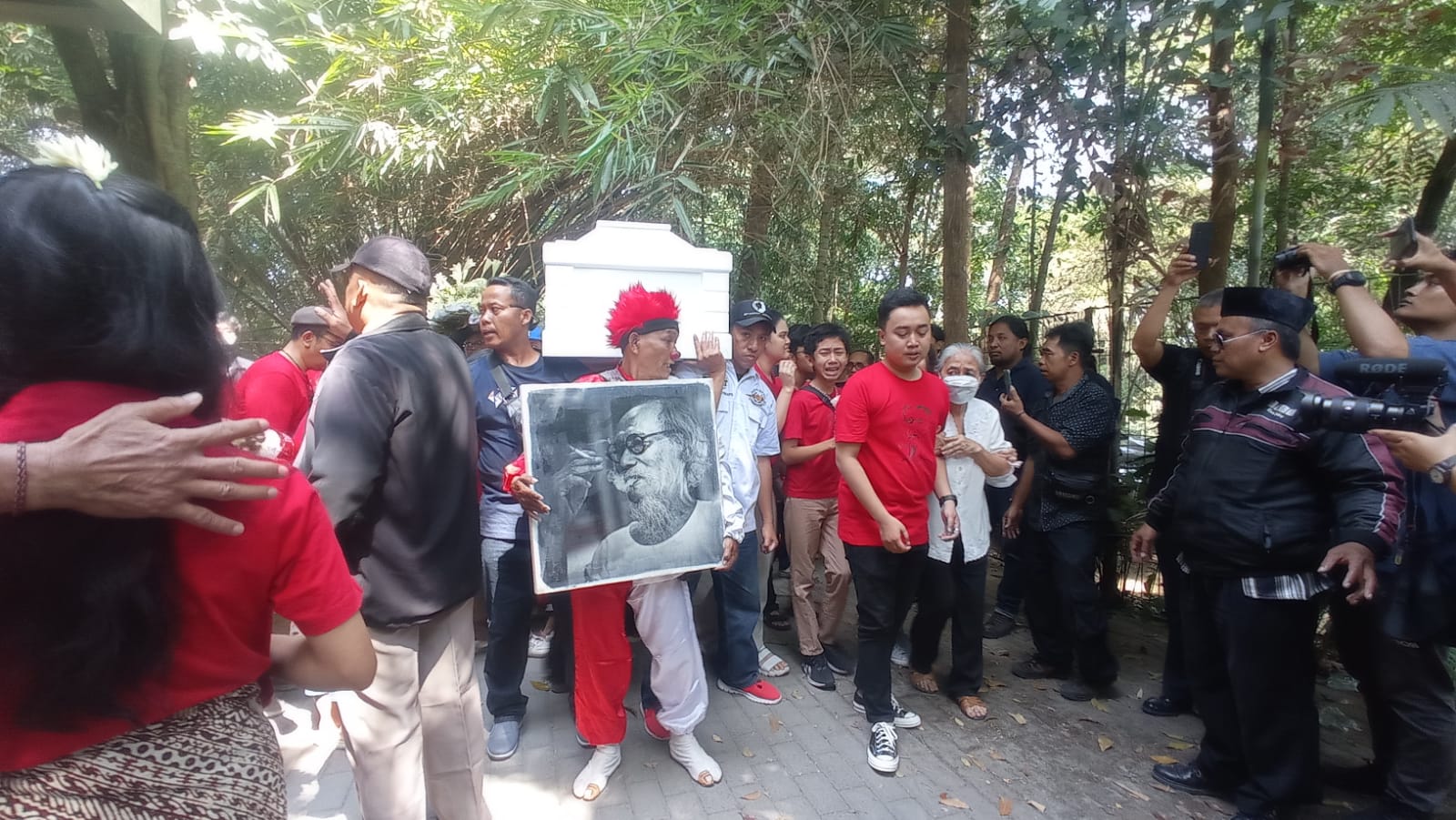 USUT: Foto Djoko Pekik saat pelepasan jenazah di Plataran Djoko Pekik di Dusun Sembungan, Bangunjiwo, Kasihan, Bantul, Minggu (13/8). (Dwi Agus/Radar Jogja)