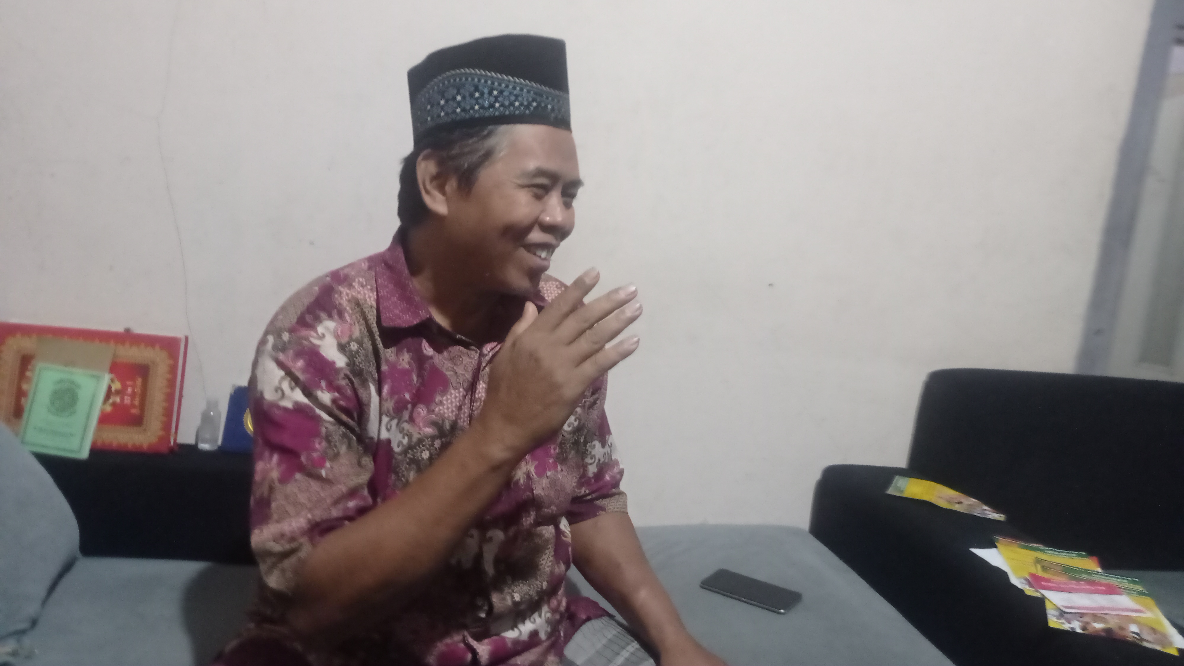 NIAT TETULUNG: Priyono di tempat praktik Cahaya Usada Gamping Lor, Ambarketawang, Gamping, Sleman. (Amin Surachmad/Radar Jogja)