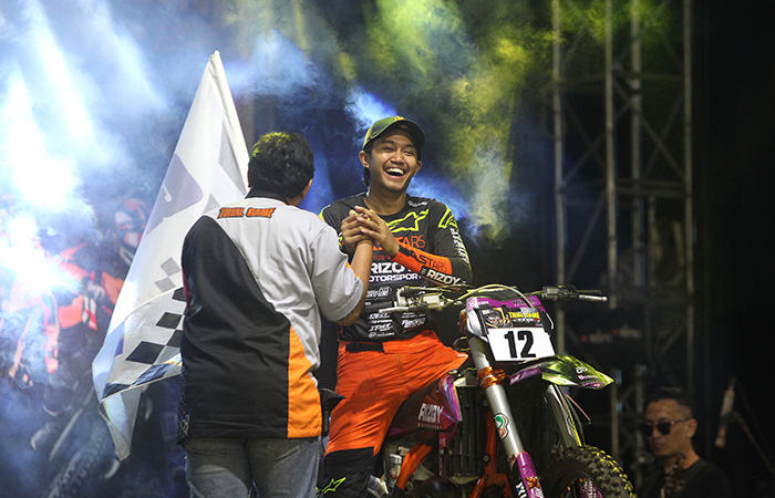 SELEBRASI: Lantian Juan keluar sebagai juara pada ajang Trial Game Dirt 2023 di Lapangan Sedan, Bagongan, Magelang, Sabtu (12/8/23).