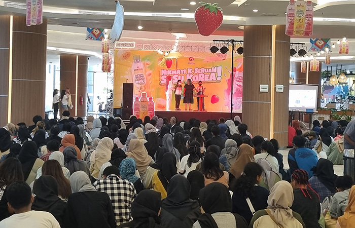 ANTUSIAS: Para pengunjung saat menikmati ragam aktivitas yang bertajuk Ichitan K-Pop Festival yang berlangsung di Lippo Plaza Jogjakarta Minggu (13/8/23).