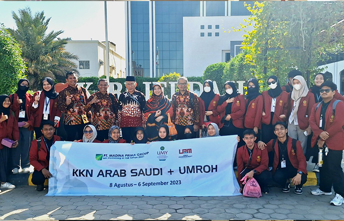 SIAP MENGABDI: Mahasiswa Kuliah Kerja Nyata (KKN) Plus Umrah dari UMY tiba di Jeddah Arab Saudi.