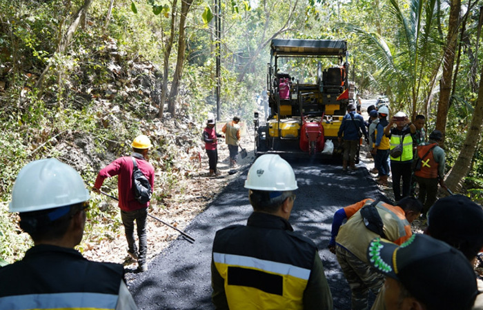 PANTAUAN LANGSUNG: Bupati Bantul Abdul Halim Muslih saat meninjau pengaspalan jalan di Petir-Ngoro Oro, Piyungan, Bantul Sabtu (12/8).