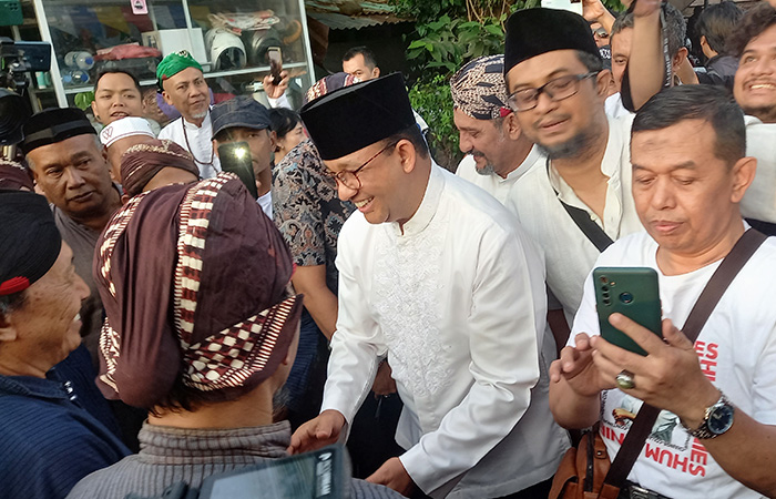 ANTUSIAS: Kedatangan Anies Baswedan di Kompleks Makam Kotagede disambut dengan antusias oleh warga Minggu (13/8/23).