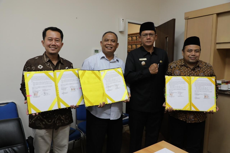 AMAN: Pemkab Sleman resmi menyerahkan dana hibah untuk penyelenggaraan pemilihan umum (Pemilu) 2024 untuk KPU Sleman dan Bawaslu Sleman. (Do Radar Jogja)