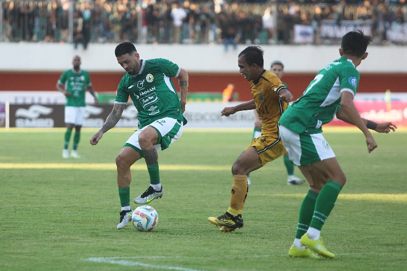 Pemain PSS Sleman Jihad Ayoub (tengah) dikawal pemain Bhayangkara FC Anderson Salles dalam pertandingan Liga 1 di Stas Stasion Maguwoharjo  (13/8). (Guntur Aga Tirtana/Radar Jogja)