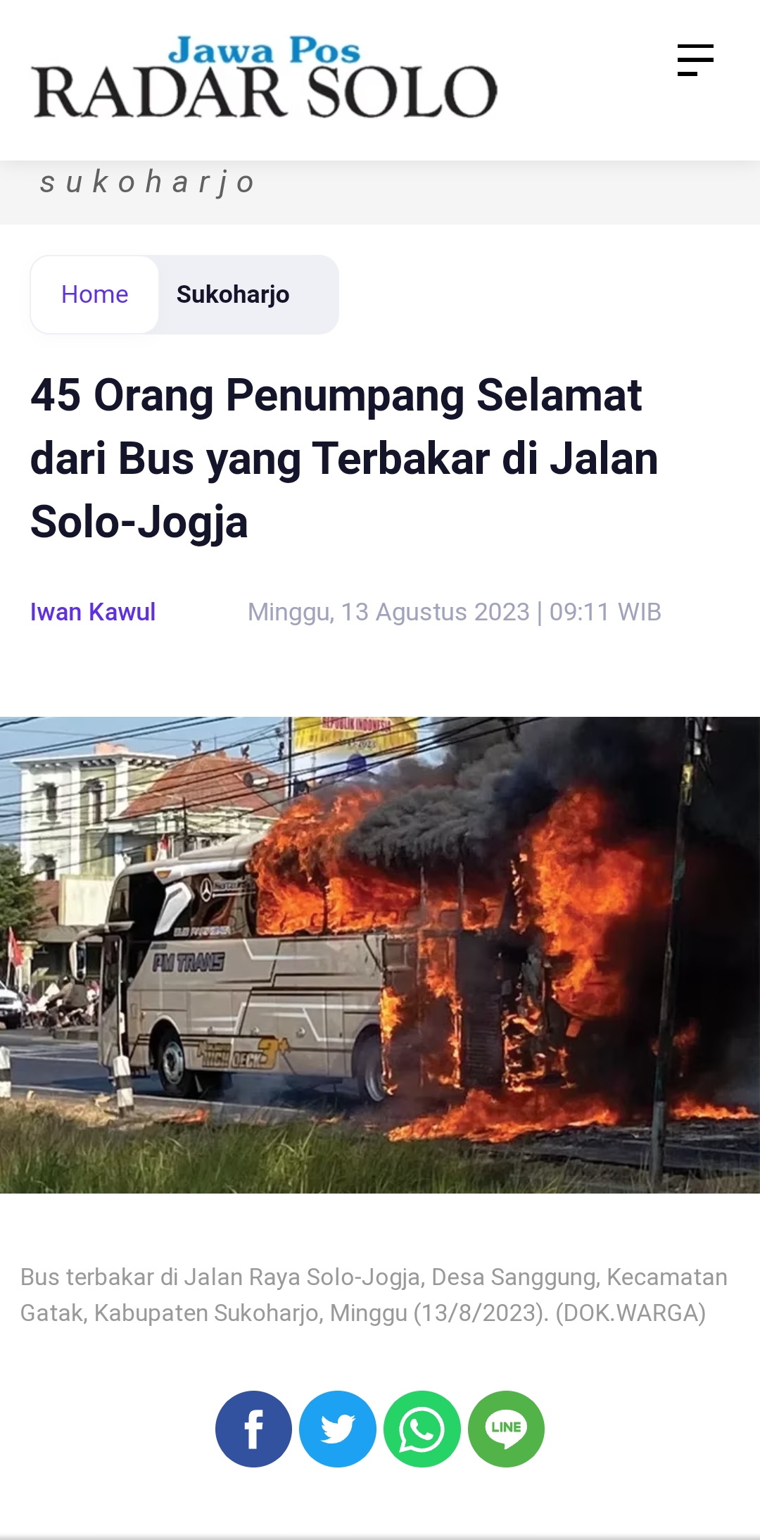DIDUGA KORSLETING: Bus terbakar di Jalan Raya Solo-Jogja, Desa Sanggung, Kecamatan Gatak, Kabupaten Sukoharjo, Minggu (13/8/2023). (DOK.WARGA)