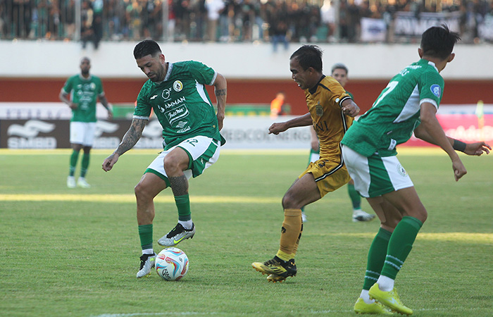 SANG KONDUKTOR : Gelandang serang PSS Sleman Jonathan Bustos (kiri) kembali menjadi salah satu pahlawan kemenangan PSS Sleman. Bustos mencetak gol apik di menit 68 ke gawang Bhayangkara FC, di MagIS,