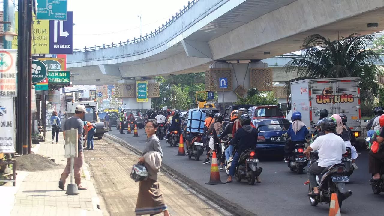 PADAT: Arus lalu lintas di dekat Underpass Jombor. (Sok Guntur Aga Tirtana/Radar Jogja)