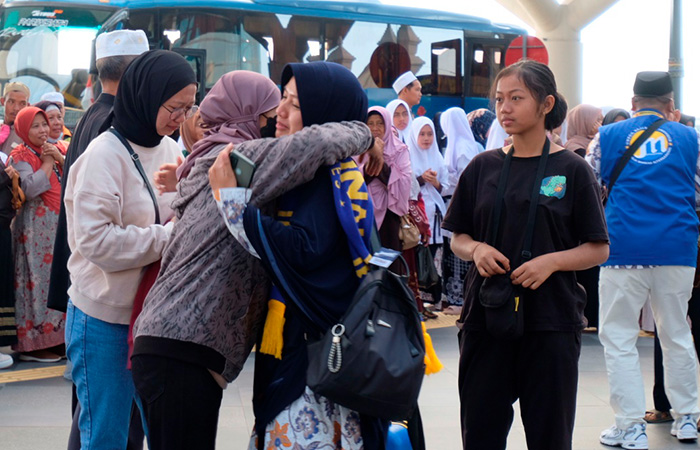 PERDANA: Suasana ketika keluarga melepas keberangkatan jemaah umrah dan saat penerbangan perdana YIA-JED-YIA di di Yogyakarta International Airport (YIA), Sabtu (12/8/23).