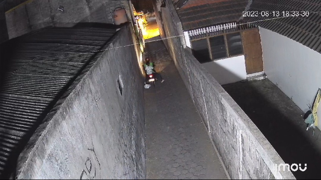 SEMBARANGAN: Rekaman CCTV yang menunjukkan bocah membuang sampah di sebuah gang di Tegalrejo, Minomartani, Ngaglik, Sleman. (Tangkapan layar CCTV)