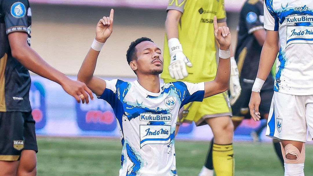 SYUKUR: Ekspresi pemain PSIS Semarang Giovani Numberi usai mencetak gol ke gawang Dewa United di Stadion Indomilk Senin (14/8). (Dok PSIS)