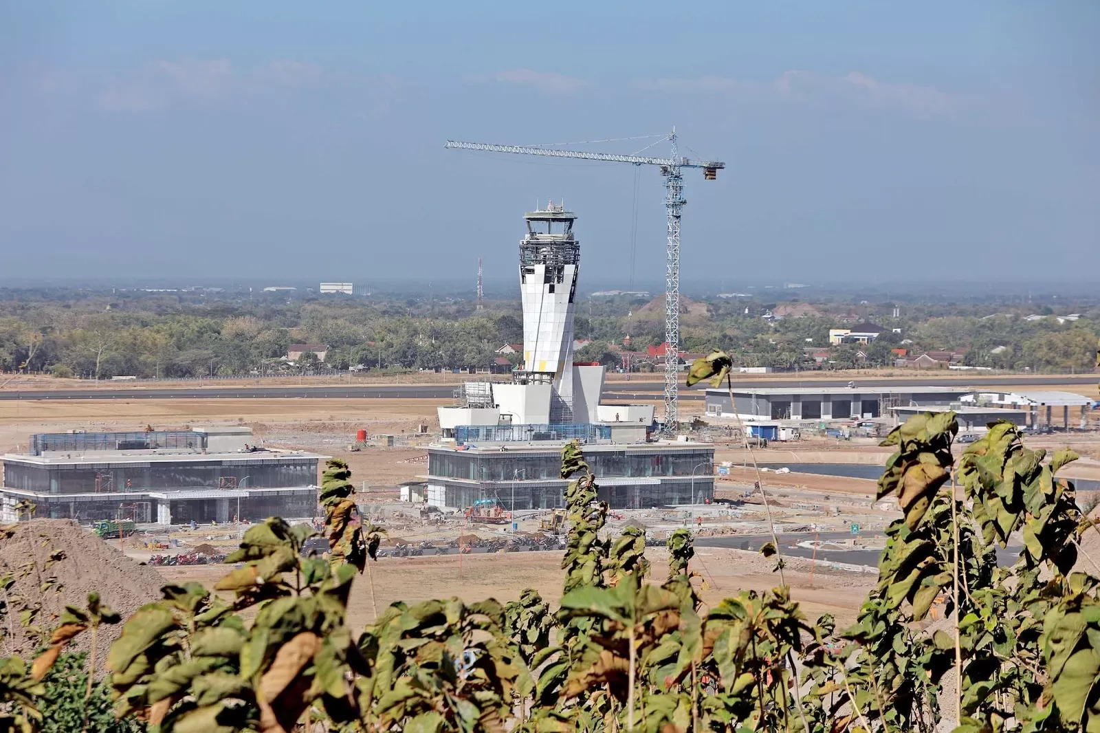 KEBUT SARPRAS: Menara air traffic control system (ATCS) di Bandara Dhoho Kediri masih dalam tahap pengerjaan.