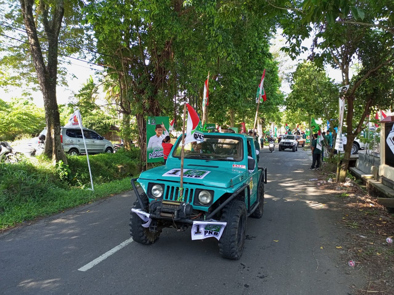 ADIL: Arak-arakan parpol saat pendaftaran bakal calon legislatif Pemilu 2024. (M HAFIED/RADAR KEBUMEN)