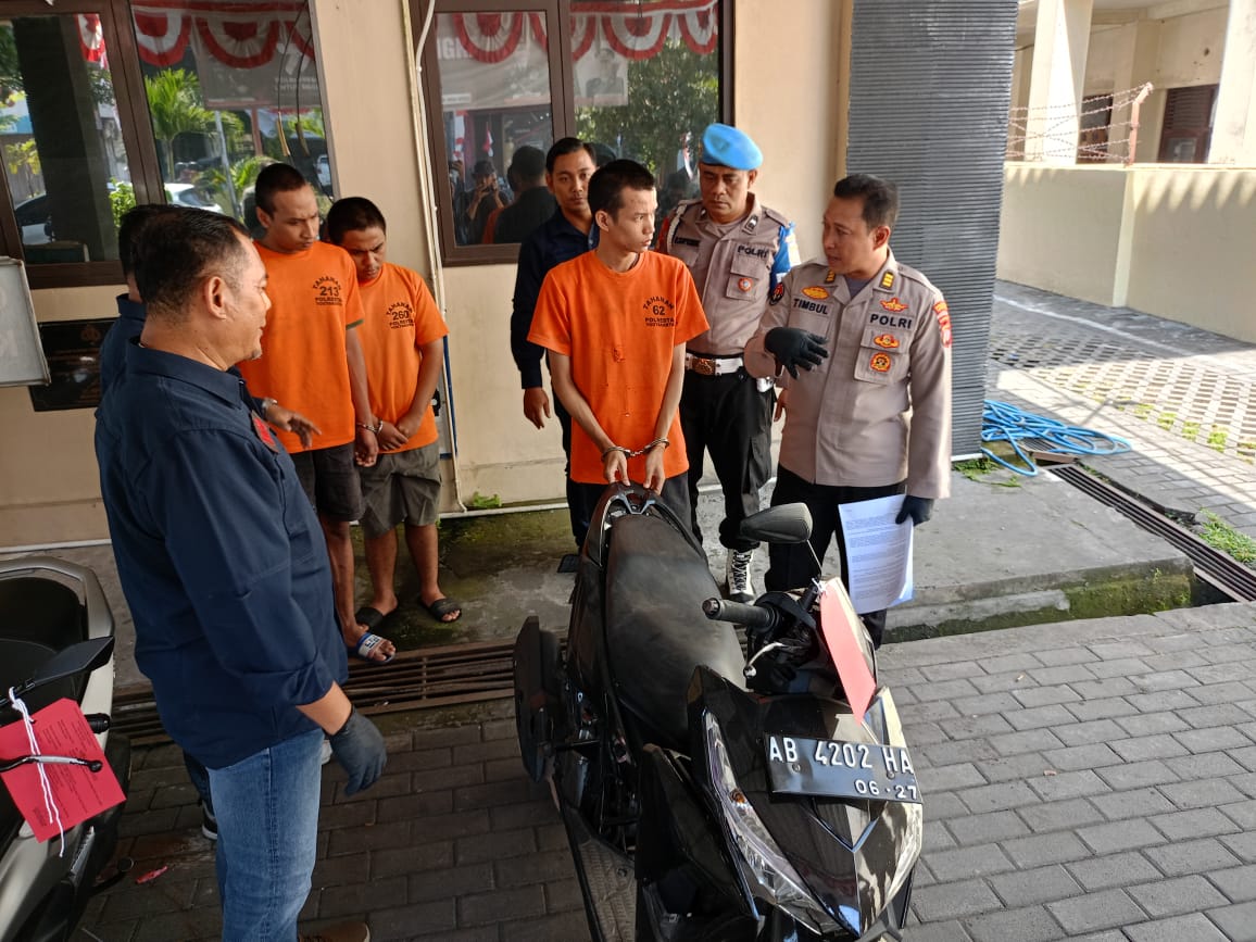 TANGKAP: Tersangka pengeroyokan di Polsek Jetis Jogja Senin (14/8). (Annisa Alfi Karin/Radar Jogja)