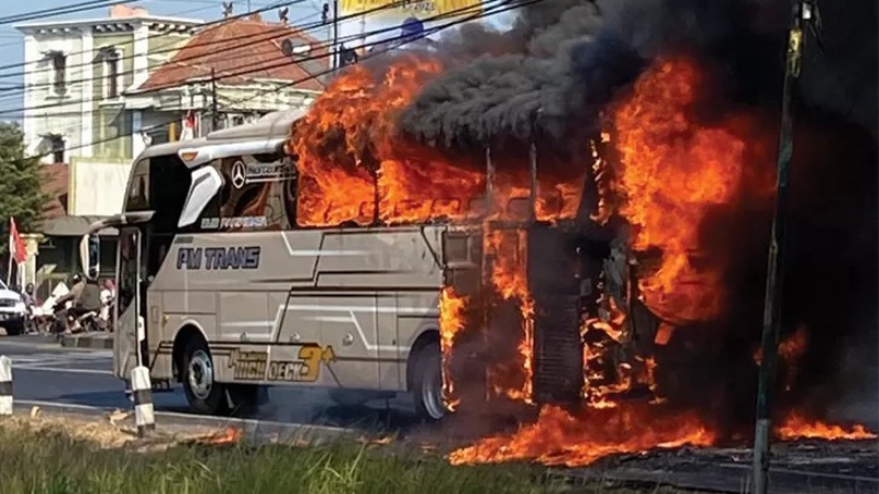 NAHAS: Bus terbakar di Jalan Raya Solo-Jogja, Desa Sanggung, Kecamatan Gatak, Kabupaten Sukoharjo, Minggu (13/8/2023). (DOK.WARGA)