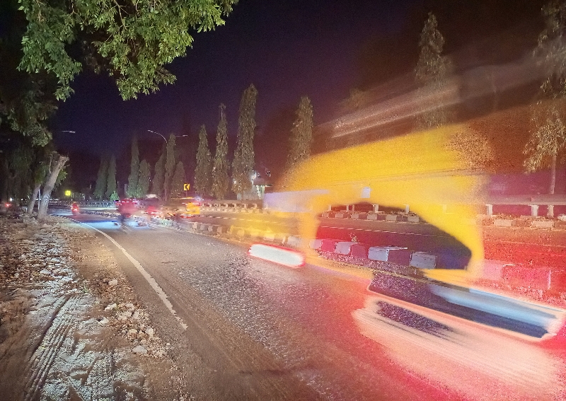 PETENG: Suasana Ring Road Barat yang gelap akibat banyaknya lampu penerangan jalan umum yang tidak menyala, Sleman, Kamis malam (10/8). (Guntur Aga Tirtana/Radar Jogja)