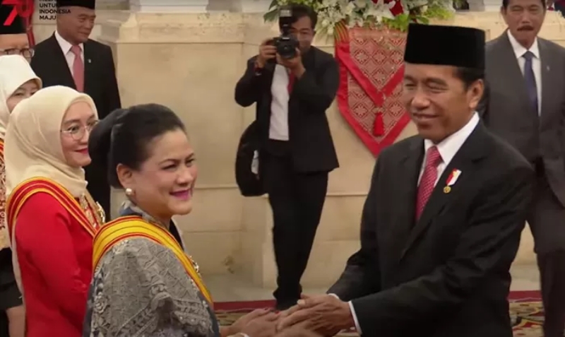 TANDA: Memperingati Hari Kemerdekaan ke-78 Republik Indonesia tahun 2023, Presiden RI Joko Widodo menganugerahkan tanda kehormatan kepada 18 tokoh di Istana Negara, Jakarta, Senin (14/8). (Setpres)