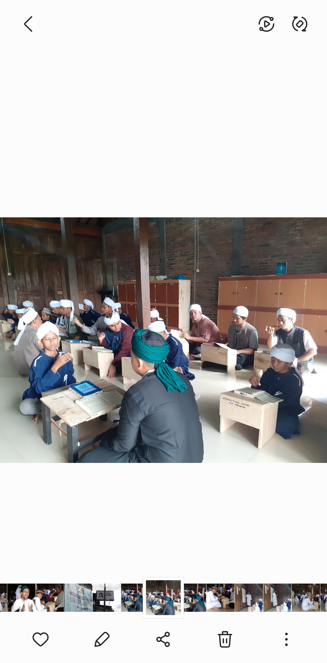 SEMAKAN: Suasana santri mengaji di Pondok Pesantren Tuna Rungu Darul Asrom,  beberapa waktu lalu. (Meitika Candra Lantiva/Radar Jogja)
