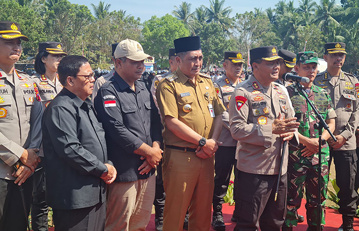 BERJAJAR: Kapolda Jawa Tengah didampingi Bupati Magelang dan Kapolresta serta Kapolres rayonisasi Kedu Raya usai latihan Sispamkota di Lapangan Kujon, Borobudur, Senin (14/8).&nbsp;