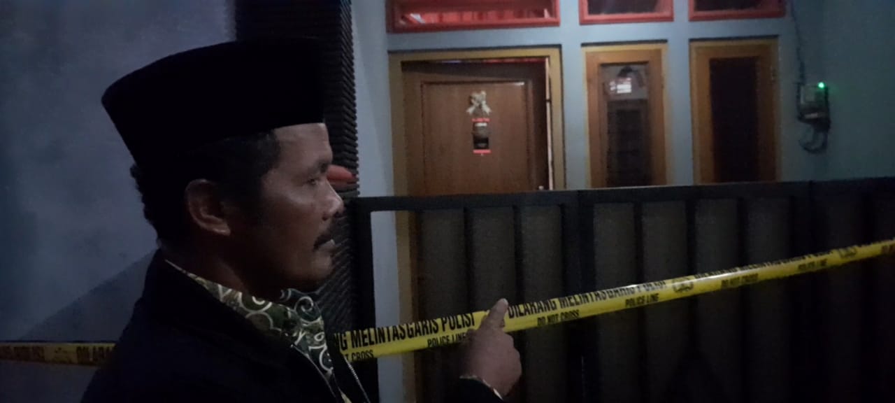 TKP: Seorang warga Wadas menunjukan lokasi ditemukannya korban meninggal
