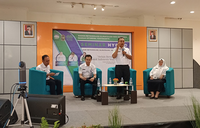 PERINGATAN DINI: Kepala Stasiun Klimatologi DIJ Warjono saat memberikan paparan di Taman Pintar, Jogja, Selasa (15/8/23).