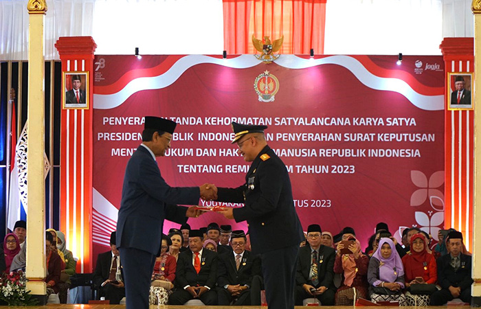 REMISI KEMERDEKAAN: Gubernur DIJ Hamengku Buwono X saat menyerahkan langsung surat remisi umum kepada Kepala Kemenkumham DIJ Agung Rektono Seto dalam pemberian remisi bagi sejumlah 1.363 WBP.