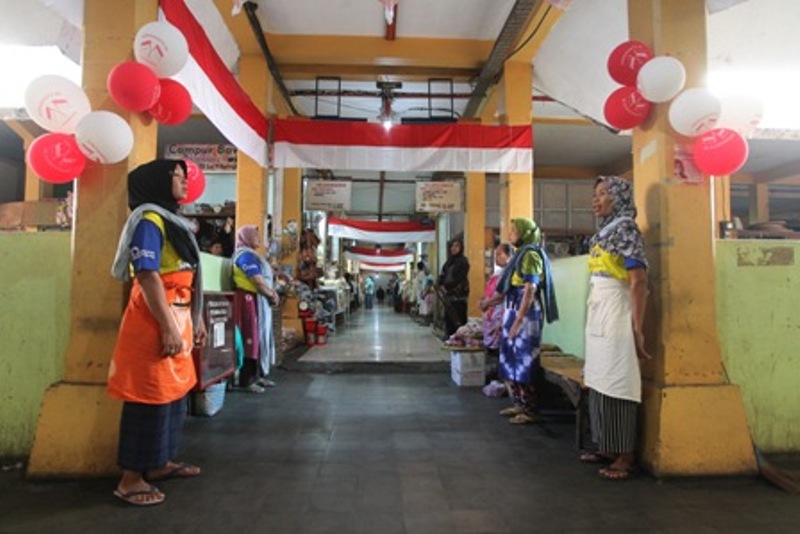 Para pedagang dan buruh gendong di Pasar Bringharjo sedang menynyikan Lagu Indonesia Raya.