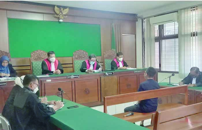 JAUH LEBIH BERAT: Terdakwa kasus korupsi RSUD Wonosari Aris Suryanto saat mendengarkan putusan majelis hakim di PN Jogja, tadi malam (14/8). Khairul Ma