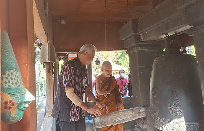 SRAWUNG: Gubernur Jawa Tengah Ganjar Pranowo berkesempatan mengunjungi Bante Sri Pannavaro Mahatera di Vihara Mendut, Selasa(15/8/23).