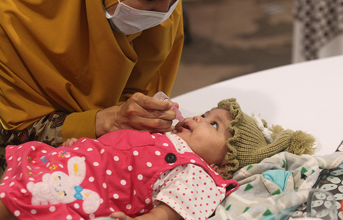 DEMI KESEHATAN: Petugas kesehatan memberikan imunisasi tetes rotavirus kepada bayi, di Jetis, Kota Jogja, Selasa (15/8).