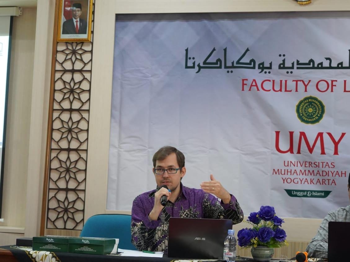 DAMAI: Peneliti pasca doktoral di University of Cologne Sergii Masol dalam diskusi The Role of International Criminal Court in The Russo-Ukrainian War di Ruang Sidang FH UMY Jogja. (Dok UMY Jogja)