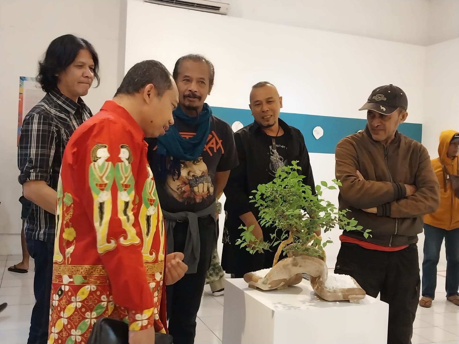 FUNGSIONAL: Rektor UIN Sunan Kalijaga Jogja, Al Makin saat menghadiri pembukaan pameran tunggal Asep Maulana Hakim di BBY, Senin malam (14/8/2023). (Wulan Yanuarwati/Radar Jogja)