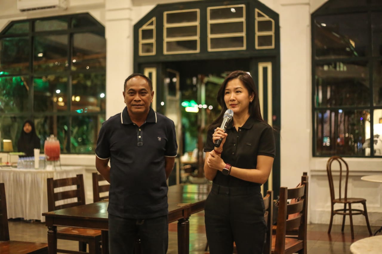 Direktur Utama PSIM Jogja Yuliana dan Manajer-Pelatih PSIM Kaa Hartadi. (Rizky Wahyu/Radar Jogja)