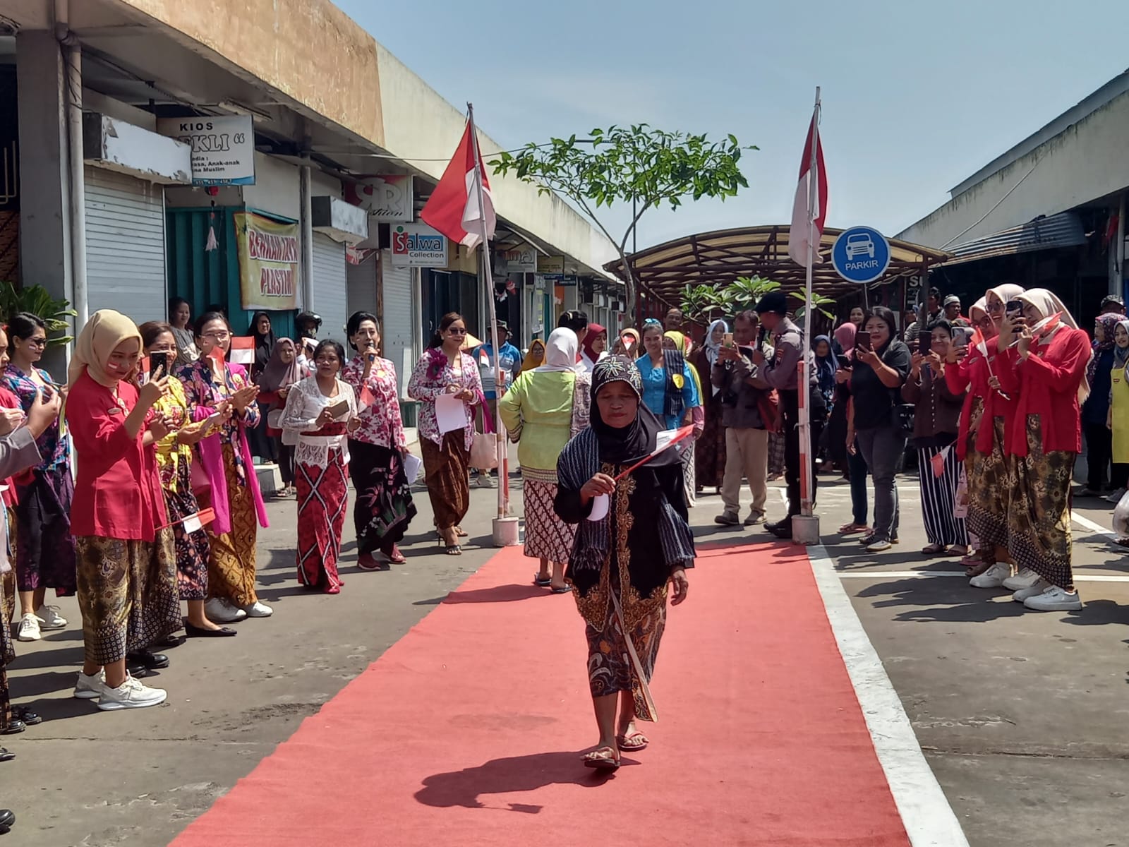 LINCAH: Meski telah berusia lanjut, puluhan buruh gendong di Pasar Rejowinangun ini tampak bersemangat saat mengikuti gelaran fashion show Selasa (14/8). (Naila Nihayah/Radar Jogja)