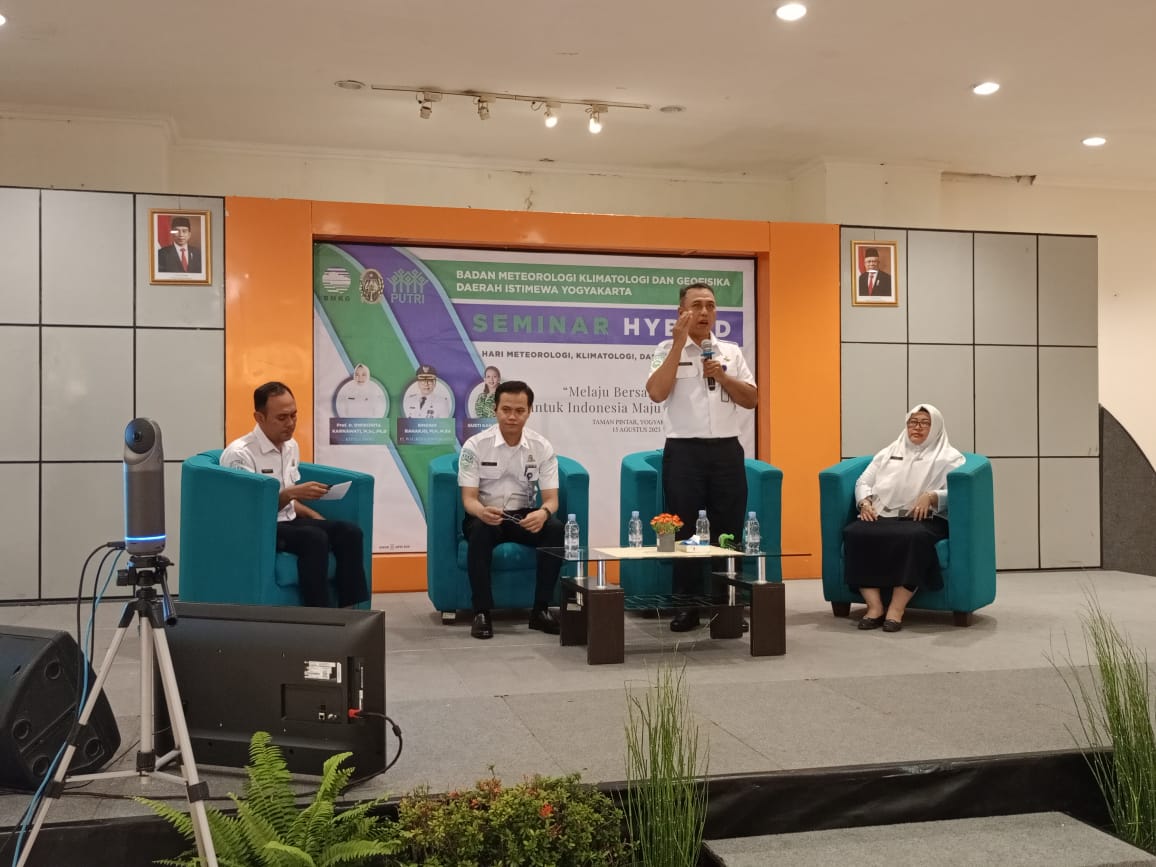 AKTIVITAS: Kepala Stasiun Klimatologi DIJ Warjono saat memberikan paparan di Taman Pintar, Selasa (15/8). (Alfi Annissa Karin/ Radar Jogja)