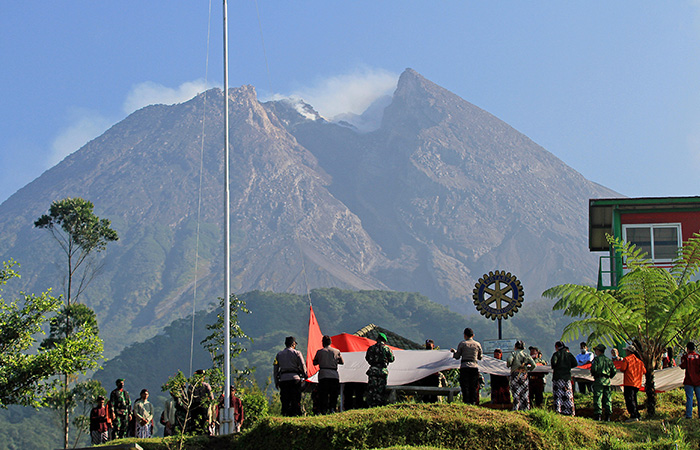 Badan Penanggulangan Bencana Daerah (BPBD) Sleman melarang masyarakat untuk merayakan HUT ke-78 RI di puncak Gunung Merapi.