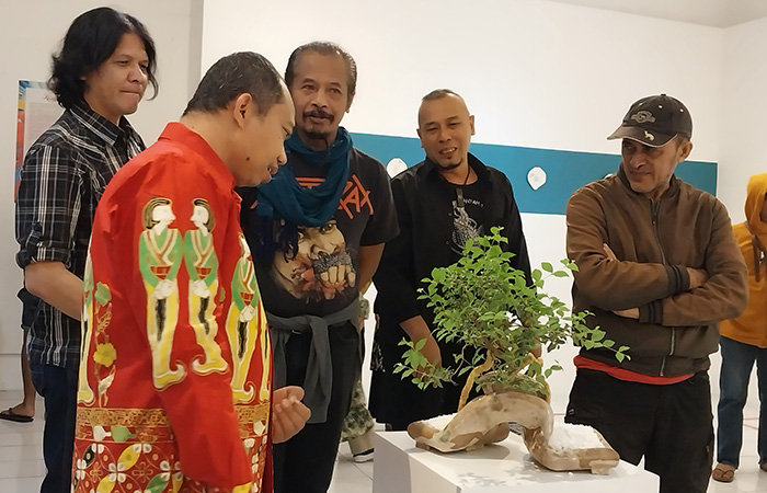 RESMI DIBUKA: Rektor UIN Sunan Kalijaga Jogja Al Makin saat menghadiri pembukaan pameran tunggal Asep Maulana Hakim di BBY Senin malam (14/8/23).