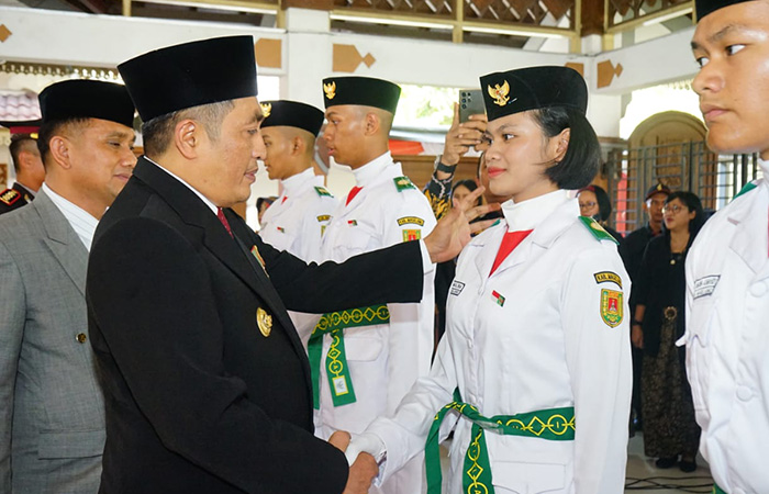 SIMMBOLIS: Bupati Magelang Zaenal Arifin bersama jajaran Forkompimda Kabupaten Magelang saat mengukuhkan anggota Paskibraka Kabupaten Magelang, Selasa (15/8/23).