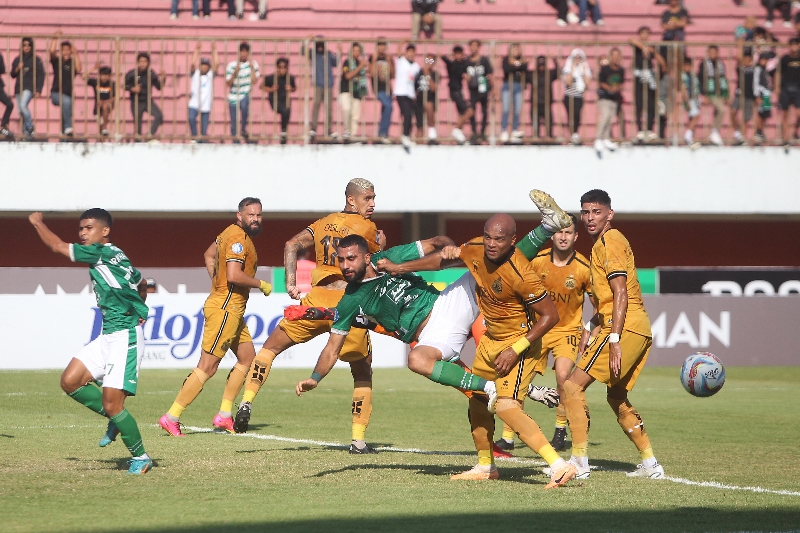 TERBANG: Pemain PSS berjibaku dengan pemain Bhayangkara di Maguwoharjo Internasional Stadium (MagIS) Minggu (13/8). (Guntur Aga Tirtana/Radar Jogja)