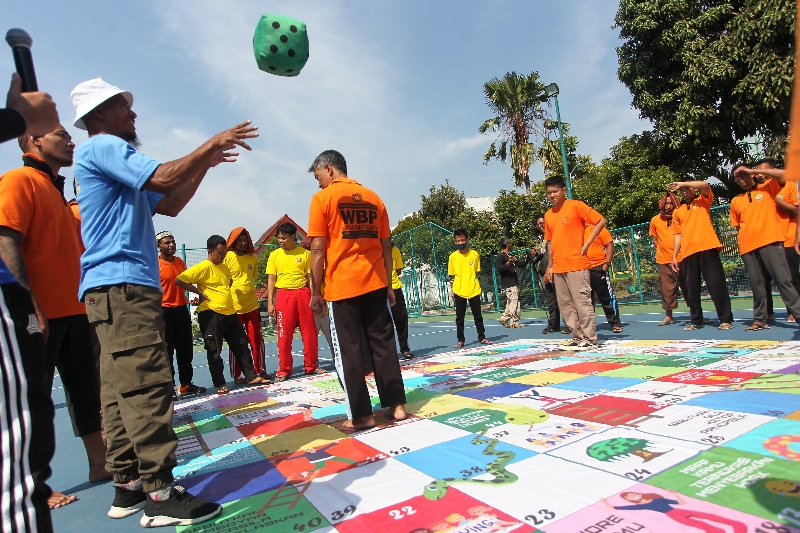 EDUKASI: Gelaran lomba permainan Ular Tangga Pancasila dalam rangka menyambut HUT Ke-78 RI oleh warga binaan Lapas Kelas IIA Jogjakarta, Selasa (15/8). (Guntur Aga Tirtana/Radar Jogja)