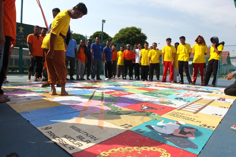 BAHAGIA: Warga binaan Lapas Kelas IIA Jogjakarta saat kegiatan lomba pitulasan, Selasa (15/8). (GUNTUR AGA TIRTANA/RADAR JOGJA)