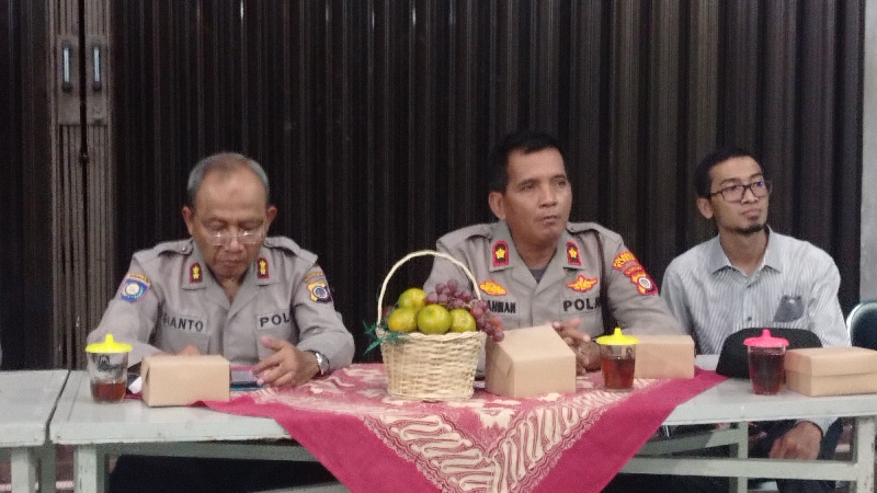 TENTERAM: Kasat Binmas Polresta Sleman AKP Sugiyanto, Kapolsek Gamping Kompol Surachman, dan Jagabaya Ambarketawang Arief Hermantyo di Omah Jagawarga Ambarketawang, Gamping, Sleman, Selasa  (15/8).