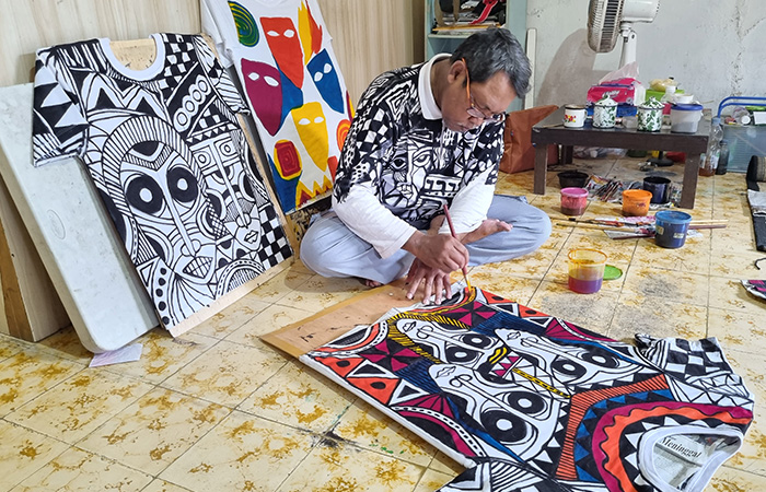 MANUAL: Proses pembuatan kaus lukis dari brand Astarupa yang sudah dijalankan sejak 2016 silam Selasa (15/8/23). Astarupa banyak memproduksi kaus batik dan juga kaus lukis di bilangan Tamansari,Jogja