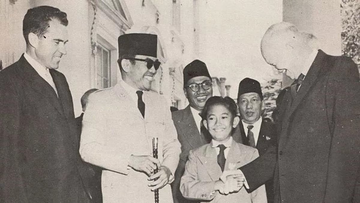 DEKAT: Bung Karno bersama putra sulungnya Guntur di satu masa ketika Soekarno masih menjabat Presiden RI. (Istimewa net)