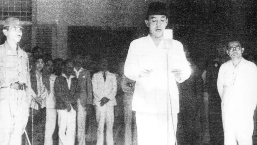 MEREKA: Ir Soekarno membacakan teks Proklamasi Kemerdekaan Indonesia pada 17 Agustus 1945. (Istimewa)