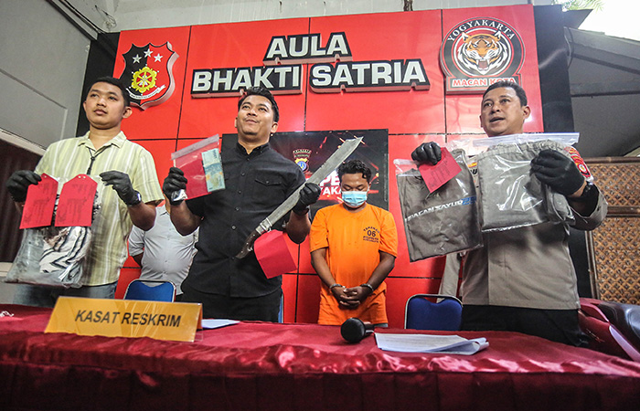 GELAP MATA: Tersangka pembacokan berinisal AMM, 23, yang dihadirkan di Polresta Jogja Rabu (16/8/23). Dia mengaku emosi karena korban sempat memukul spion mobilnya saat mereka adu mulut.