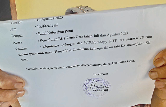 KABAR GEMBIRA - Seorang warga menunjukkan bukti undangan pencairan BLTDD di wilayah Kalurahan Putat, Kapanewon Patuk, Rabu (16/8/23).